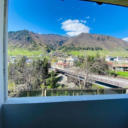 Guesthouse Alpenrose Mestia Eksteriør bilde