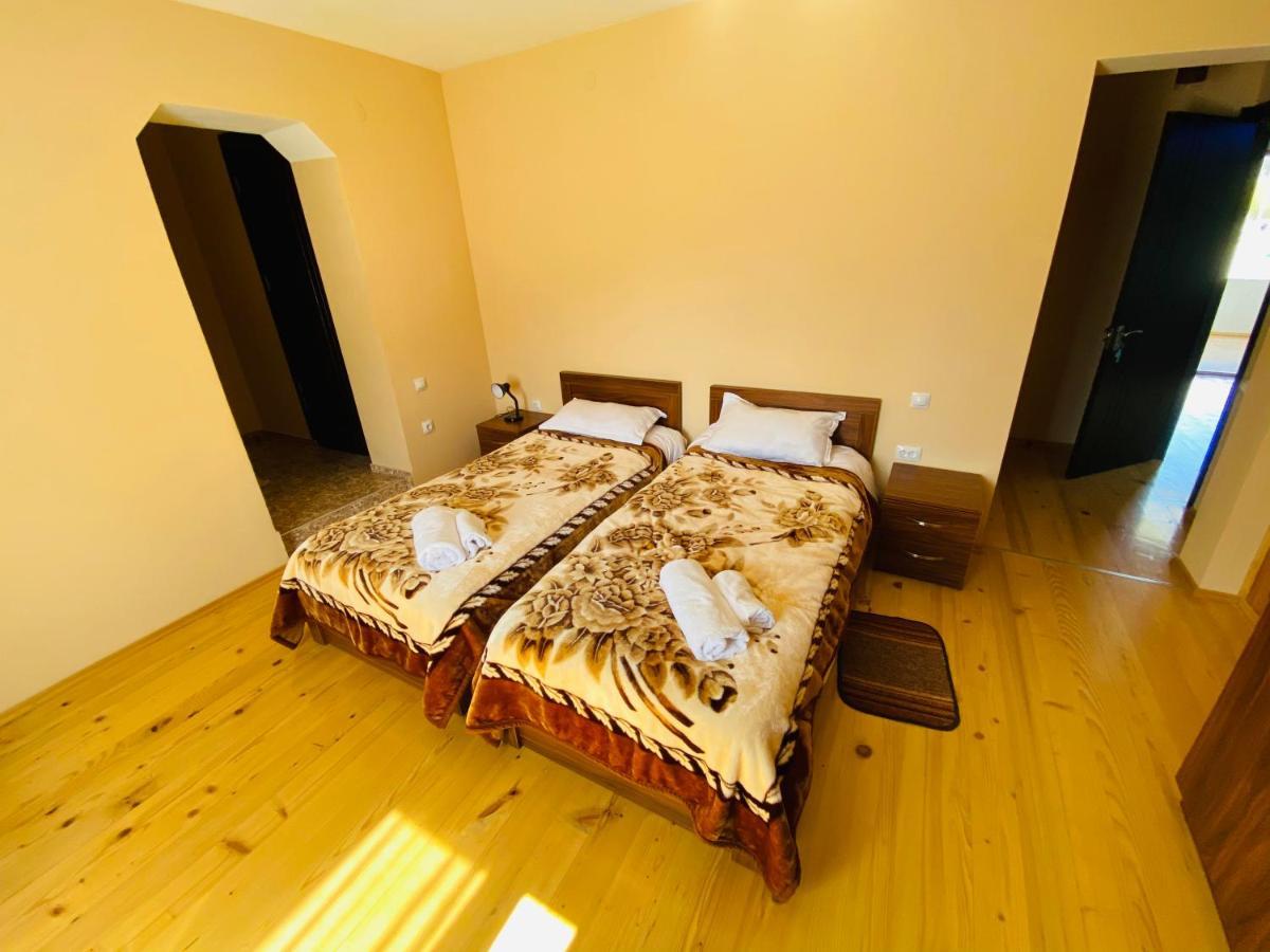 Guesthouse Alpenrose Mestia Eksteriør bilde