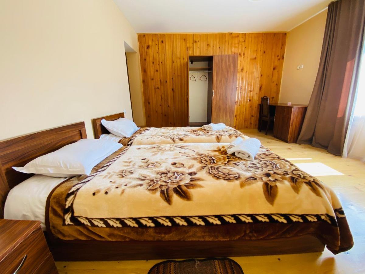 Guesthouse Alpenrose Mestia Eksteriør bilde