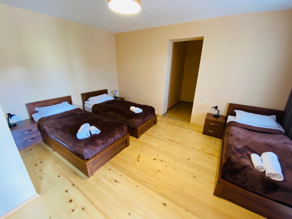 Guesthouse Alpenrose Mestia Eksteriør bilde