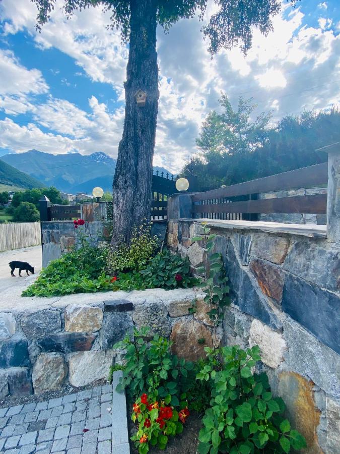 Guesthouse Alpenrose Mestia Eksteriør bilde
