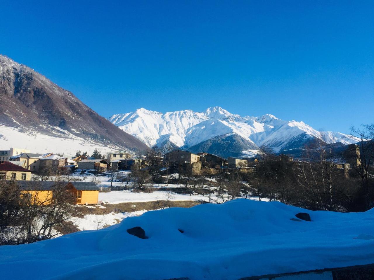 Guesthouse Alpenrose Mestia Eksteriør bilde